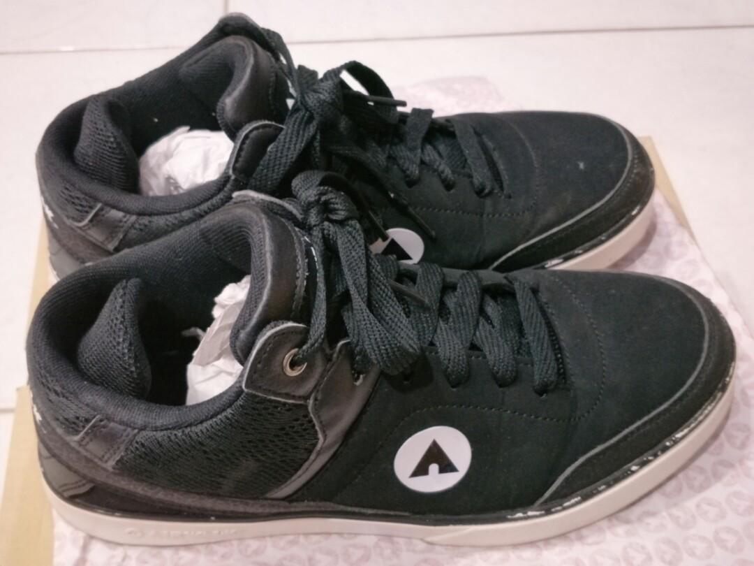 Sepatu Kets Pria Warna Hitam Merk Airwalk Fesyen Pria Sepatu Sneakers Di Carousell