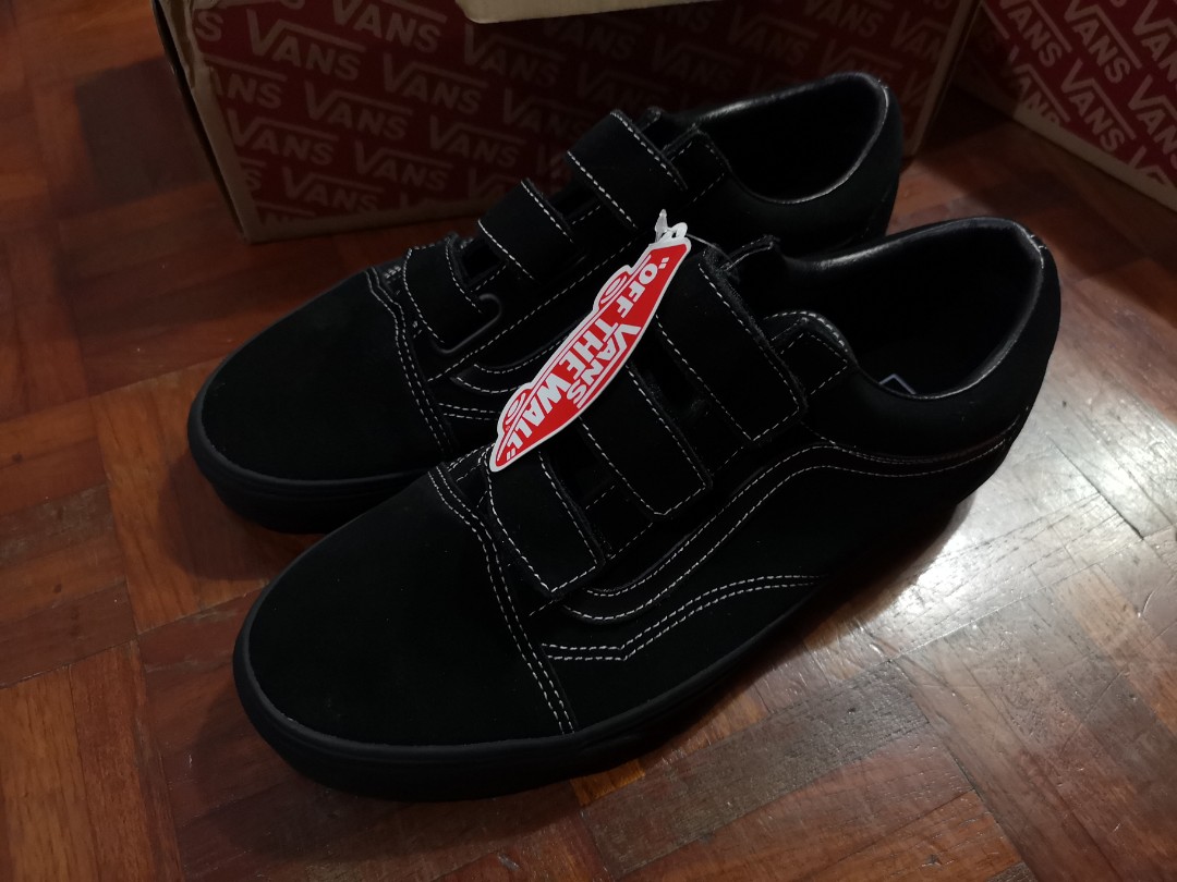 black vans with white stitching