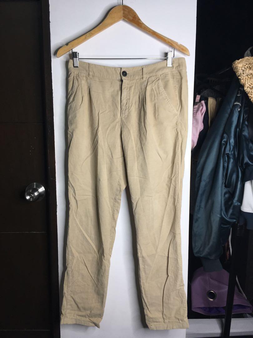 Zara basic khaki corduroy pants (Category: Trousers) located in Marikina City. Submitted by reesespieces1 (Listing ID 179818439, Image 1). Description: .