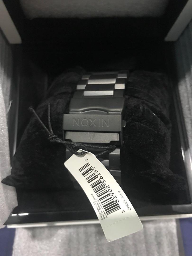 Nixon on sale magnacon gold
