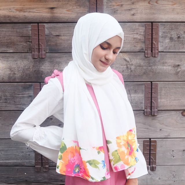 Pashmina Putih Floral Fesyen Wanita Muslim Fashion Di Carousell Kerudung pashmina ini jadi favorit karena mudah digunakan, hanya dengan satu peniti atau jarum pentul di dagu. pashmina putih floral