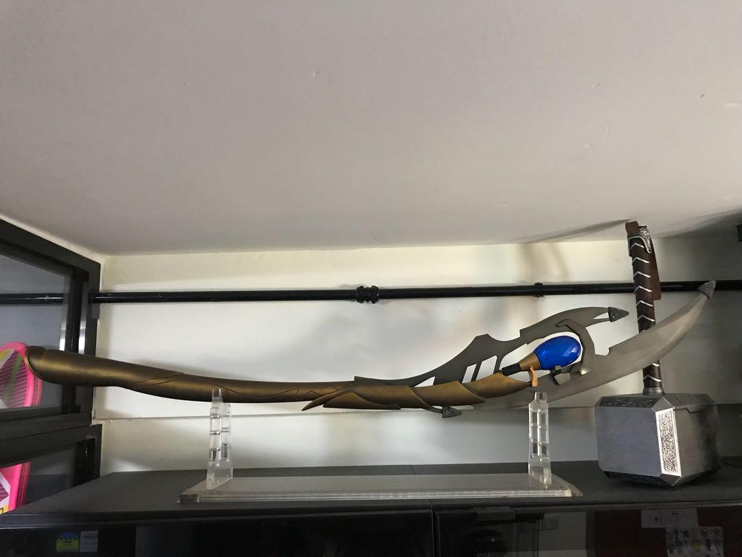 Sale!!!! Loki sceptre / chitauri scepter 11 movie prop, Hobbies & Toys