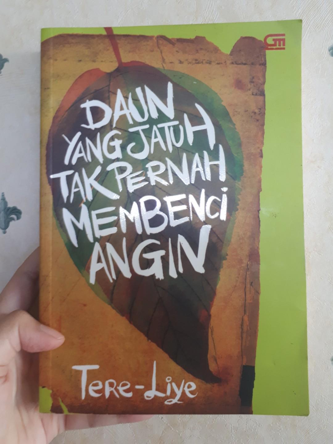 Novel Daun Yang Jatuh Tak Pernah Membenci Angin Tere Liye Buku