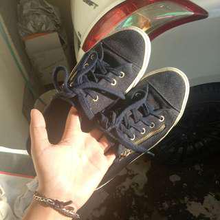 Sepatu stradivarius