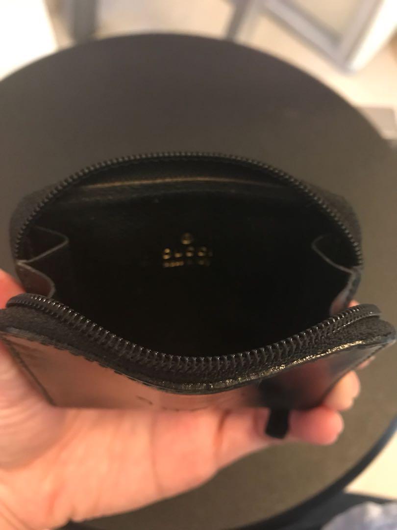 Gucci （分類：長銀包）位於 Hong Kong。 由 duncheatme 提交（商品編號 178072829，圖片 3）。簡介： No bargain 貨物出門、恕不退換 Goods sold are neither refundable nor exchangeable 非誠勿擾 serious inquiries only 保證全部正品 唔浪費，想環保，先至咁平 ! 請勿問幾時買，邊度買！ 完美主義者、建議買全新的 ! I suggest you buy a new one if you are a demanding person ! 重複：不回問題：幾時買？邊度買？。