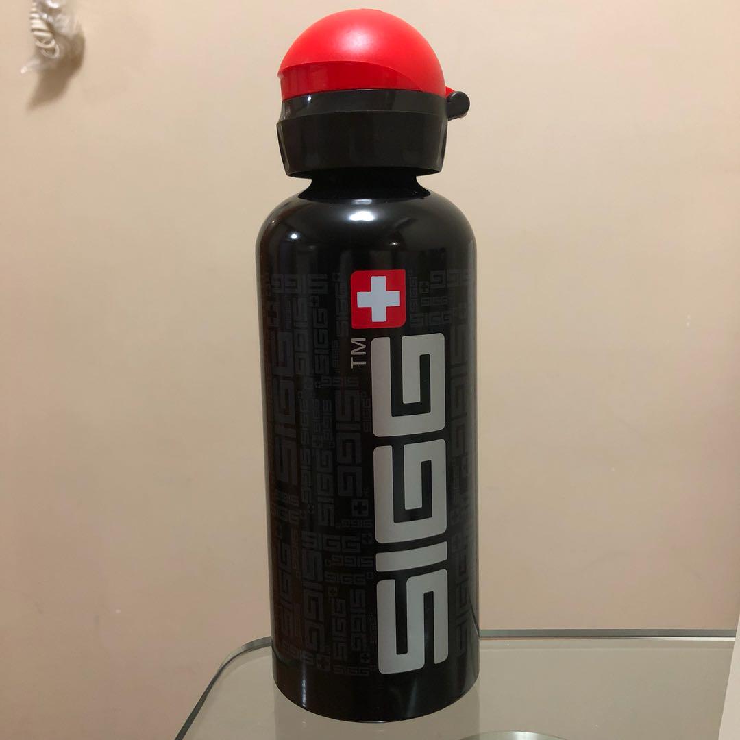 SIGG bottle （分類：廚水杯、水壺）位於 Hong Kong。 由 erniemuppet 提交（商品編號 180731021，圖片 1）。簡介： 。