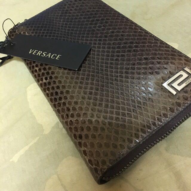 Versace brown python travel wallet （分類：飾物架、飾物盒、飾物收納盒）位於 Hong Kong。 由 miudong 提交（商品編號 180741921，圖片 1）。簡介： 全新，蛇皮，放䕶照、現金、信用卡！旅遊必備。原價$11300。。