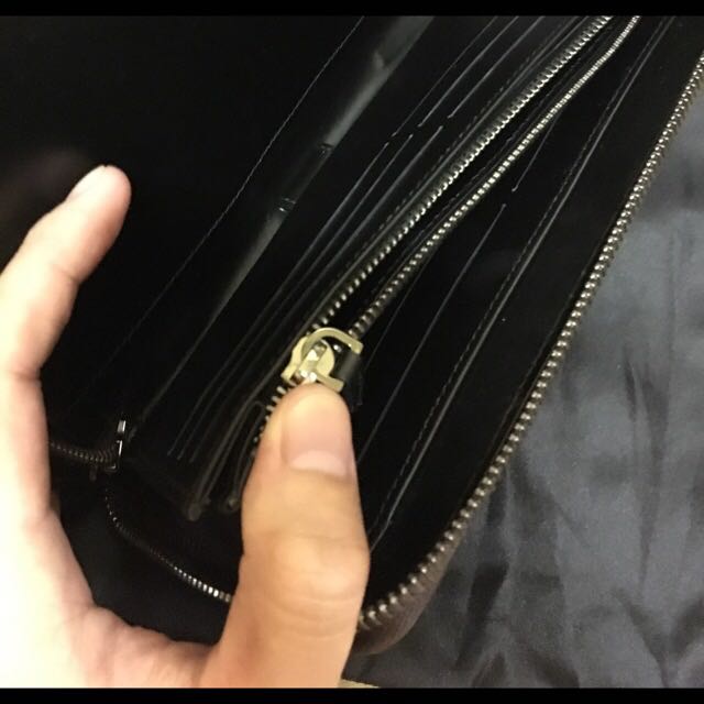 Versace brown python travel wallet （分類：飾物架、飾物盒、飾物收納盒）位於 Hong Kong。 由 miudong 提交（商品編號 180741921，圖片 3）。簡介： 全新，蛇皮，放䕶照、現金、信用卡！旅遊必備。原價$11300。。