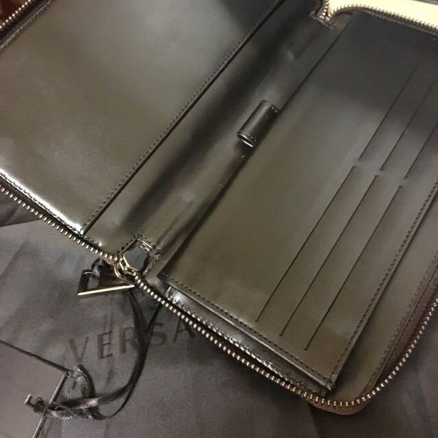 Versace brown python travel wallet （分類：飾物架、飾物盒、飾物收納盒）位於 Hong Kong。 由 miudong 提交（商品編號 180741921，圖片 2）。簡介： 全新，蛇皮，放䕶照、現金、信用卡！旅遊必備。原價$11300。。
