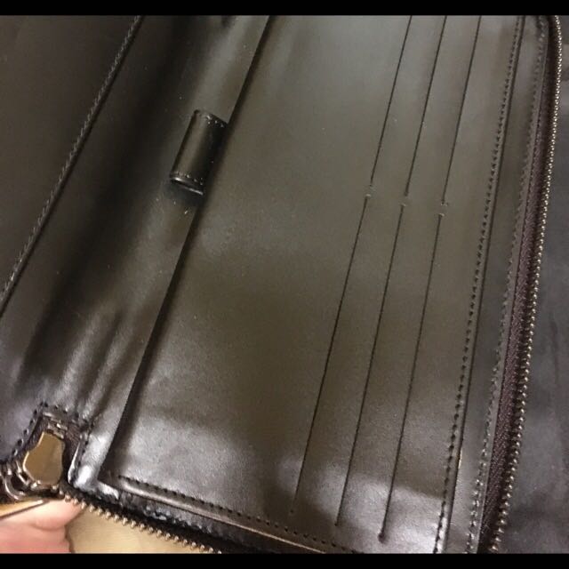 Versace brown python travel wallet （分類：飾物架、飾物盒、飾物收納盒）位於 Hong Kong。 由 miudong 提交（商品編號 180741921，圖片 4）。簡介： 全新，蛇皮，放䕶照、現金、信用卡！旅遊必備。原價$11300。。