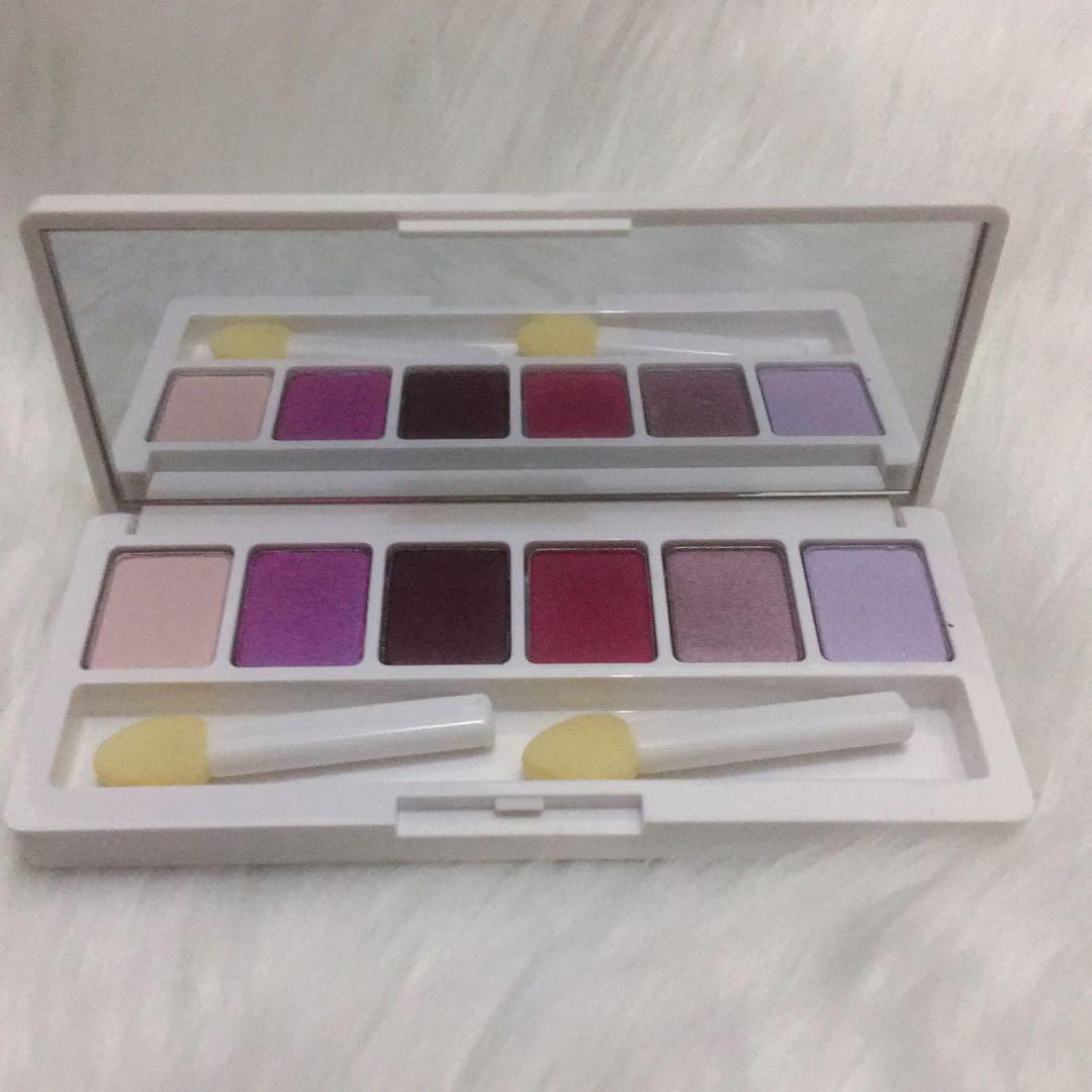 Clinique Eyeshadow Palette (Category: Makeup) located in Manila. Submitted by poeticallyinfamous (Listing ID 180860418, Image 1). Description: Clinique Eyeshadow Palette 💯Authentic 400.