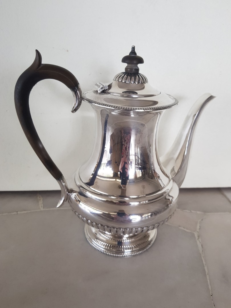 English Silver Coffeepot Peralatan Dapur Di Carou Tunjuk Banyak Lagi Peralatan Dapur Photo
