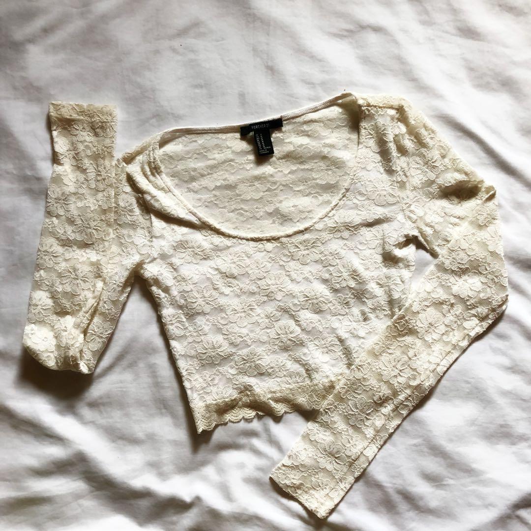 F21 LongSleeve Flowery Crop Top (Category: Longsleeves) located in Makati City. Submitted by charleihh (Listing ID 180409961, Image 1). Description: Super perfect material, back lang ung see through. Front has a white cover to it. It’s fitted and is a crop top 10/10 condition 24-26.