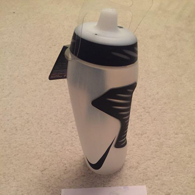 NIKE HYPERFUEL WATER BOTTLE 24OZ BNWT (Category: Other Sports Equipment and Supplies) located in Makati City. Submitted by oshopper (Listing ID 180772397, Image 1). Description: NIKE HYPERFUEL WATER BOTTLE 24 oz (0.7L) BNWT Shipping P60 (expressguy) to Metro Manila, P175 luzon, P195 vismin via LBC /JRS delivery. Grab express same day delivery can also be arranged at buyer's expense and request. MEET UP at Jollibee Evangelista Edsa in Makati-Pasay