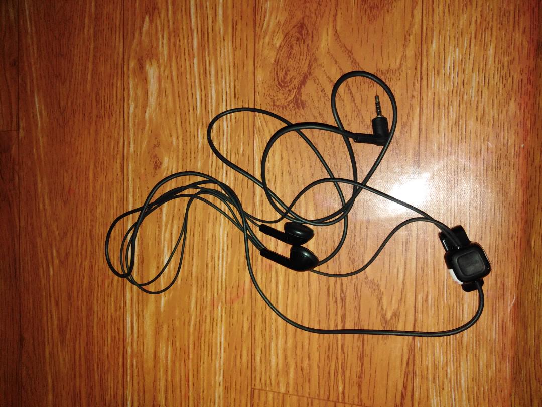 Nokia Headset (Category: Android Others) located in Manila. Submitted by badeth11 (Listing ID 180834716, Image 2). Description: from nokia accessories 🎧 black headset with microphone rfs: Never used. Not compatible sa phone ko!.