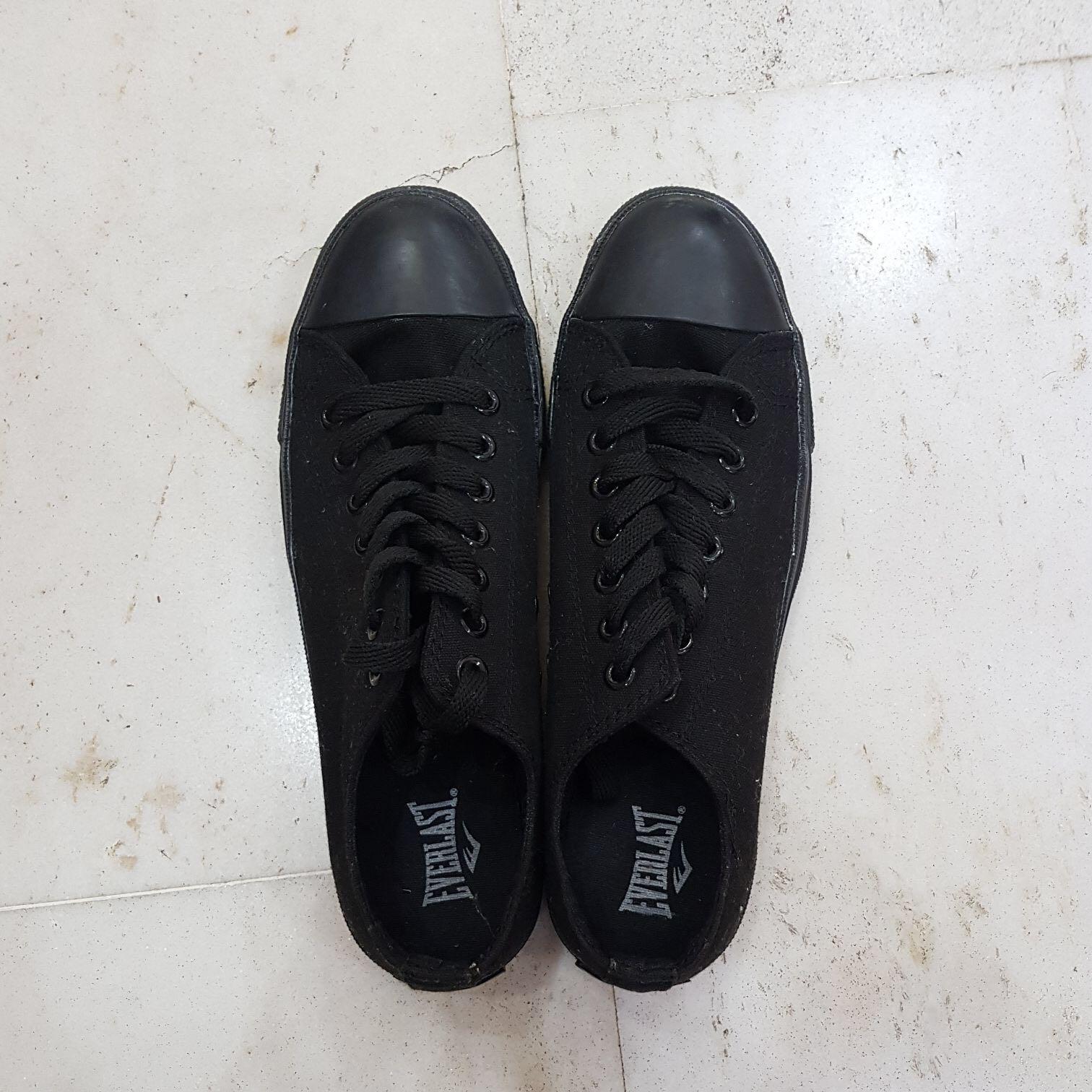 complete black sports shoes