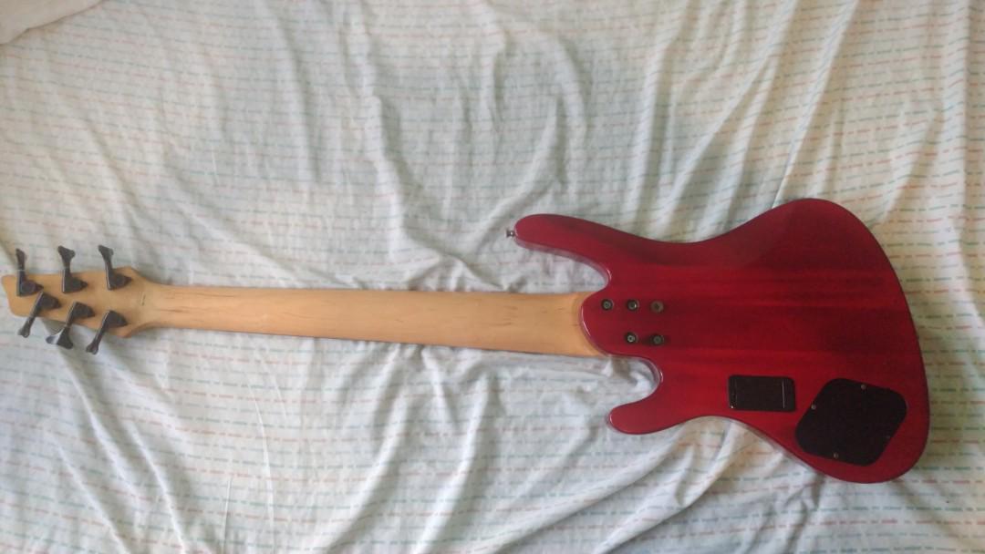 Washburn XB126 Bantam series 6 string bass guitar, Hobbies & Toys