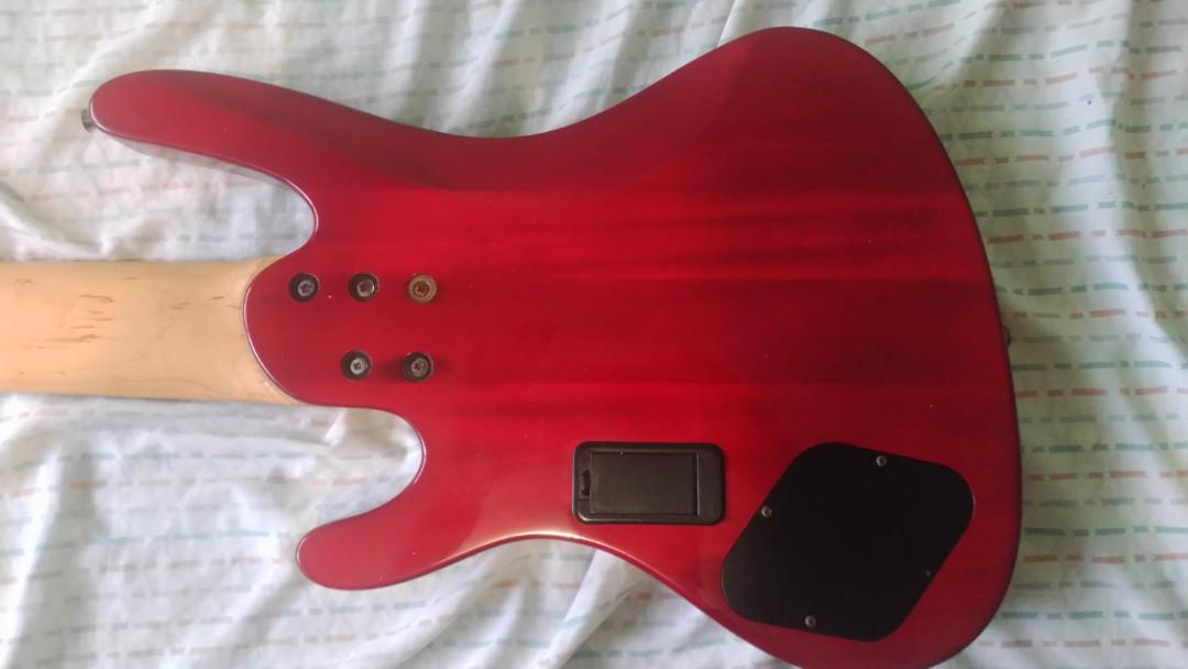 Washburn XB126 Bantam series 6 string bass guitar, Hobbies & Toys