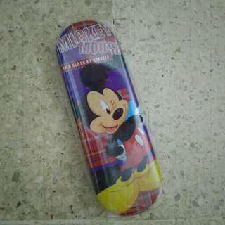 Kotak pensil besi