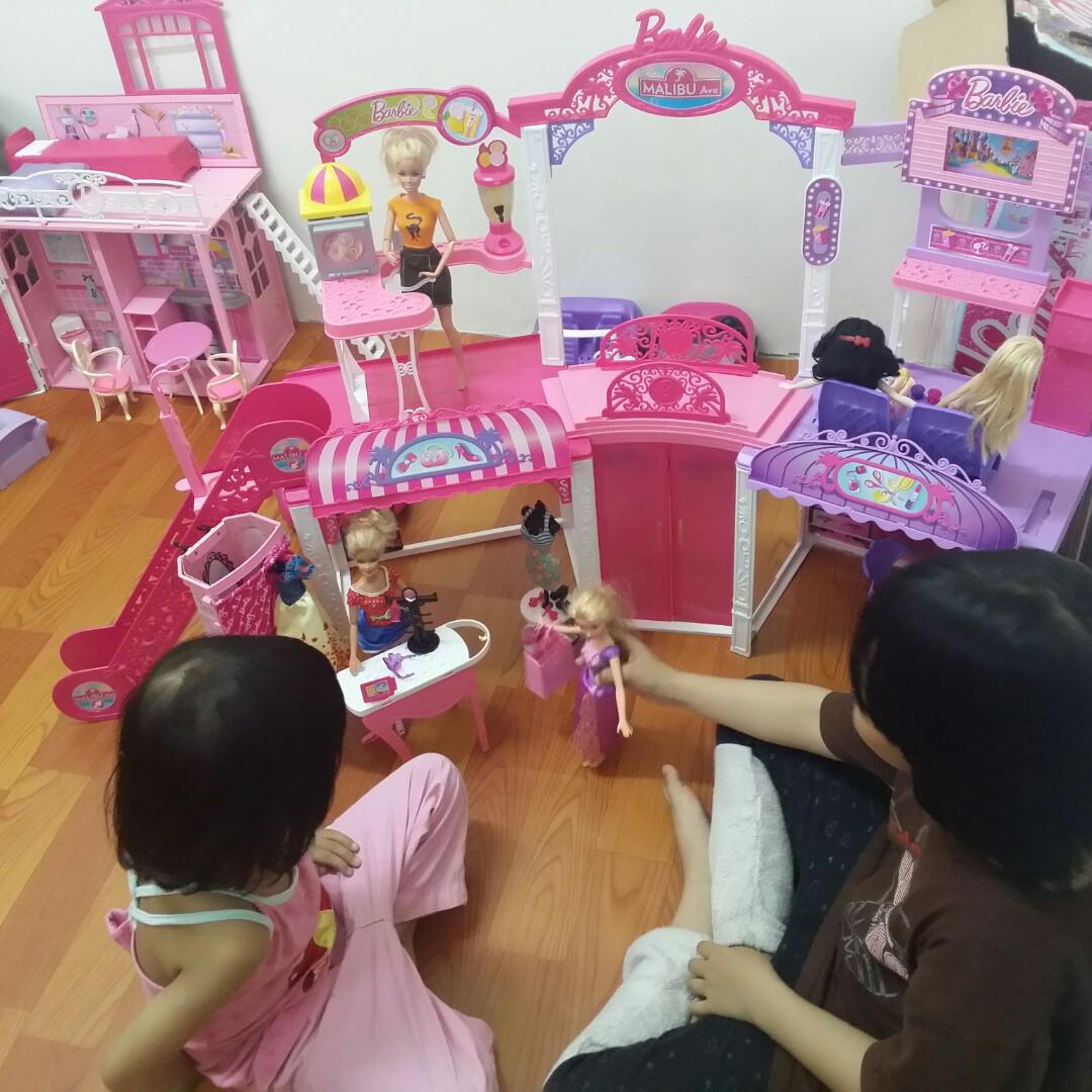 Barbie malibu deals mall playset