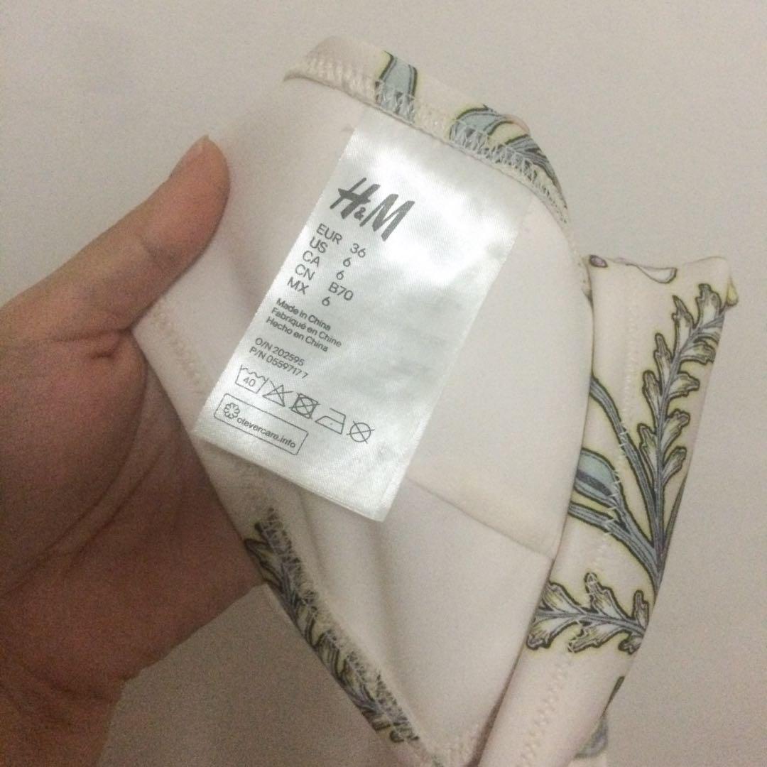 H&M floral scuba swimsuit top (Category: Sleeveless) located in Paranaque City. Submitted by eggugu (Listing ID 181290941, Image 3). Description: Used once but good as new - 10/10 condition, guaranteed no flaws No fabric pilling (himulmol) Size on tag is Small ---------- MODEL'S MEASUREMENTS: 38cm shoulder 84cm bust 64cm waist 84cm hips Payment: BDO, LBC, Cebuana Lhuillier, or meetup (for orders costing 500 above only).