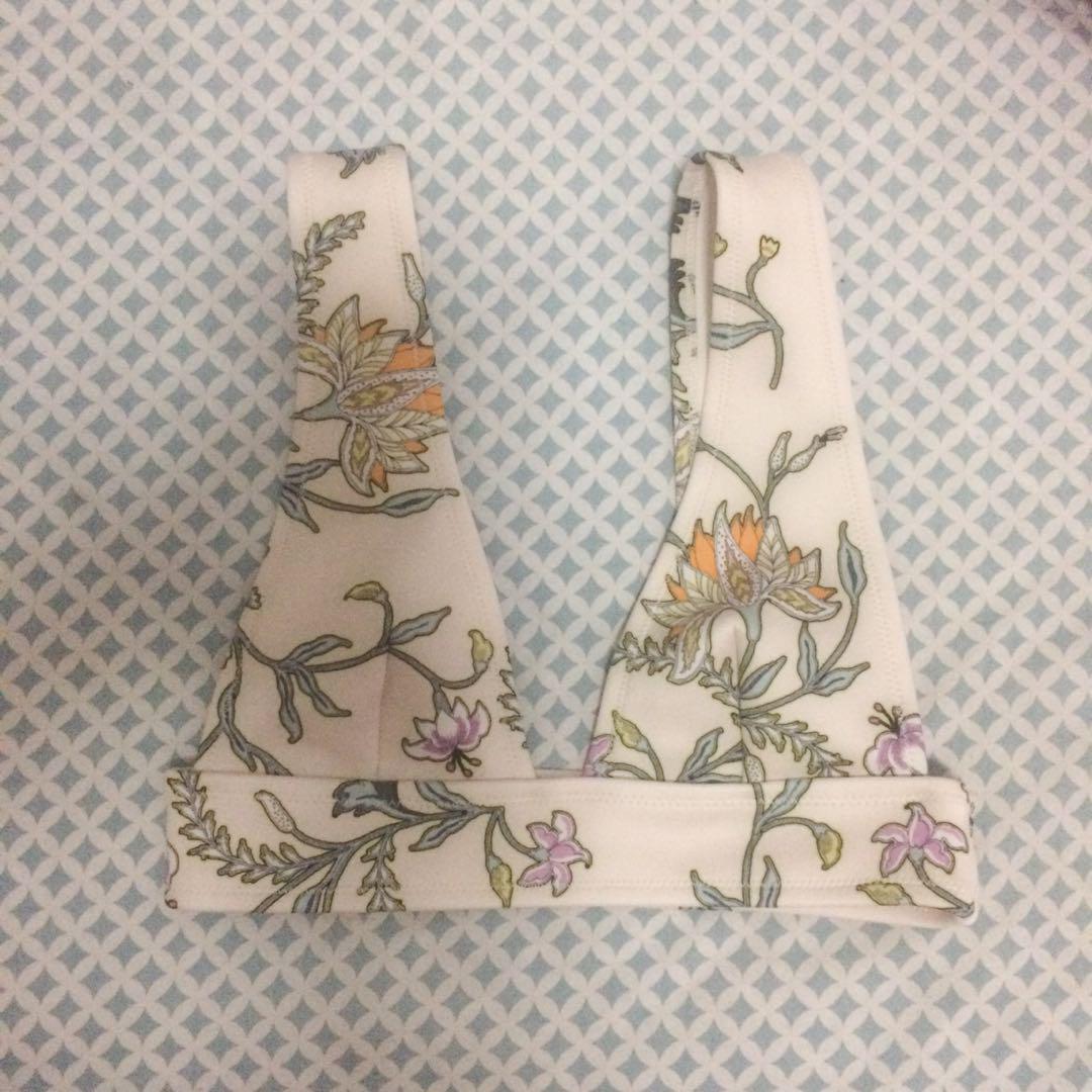 H&M floral scuba swimsuit top (Category: Sleeveless) located in Paranaque City. Submitted by eggugu (Listing ID 181290941, Image 1). Description: Used once but good as new - 10/10 condition, guaranteed no flaws No fabric pilling (himulmol) Size on tag is Small ---------- MODEL'S MEASUREMENTS: 38cm shoulder 84cm bust 64cm waist 84cm hips Payment: BDO, LBC, Cebuana Lhuillier, or meetup (for orders costing 500 above only).