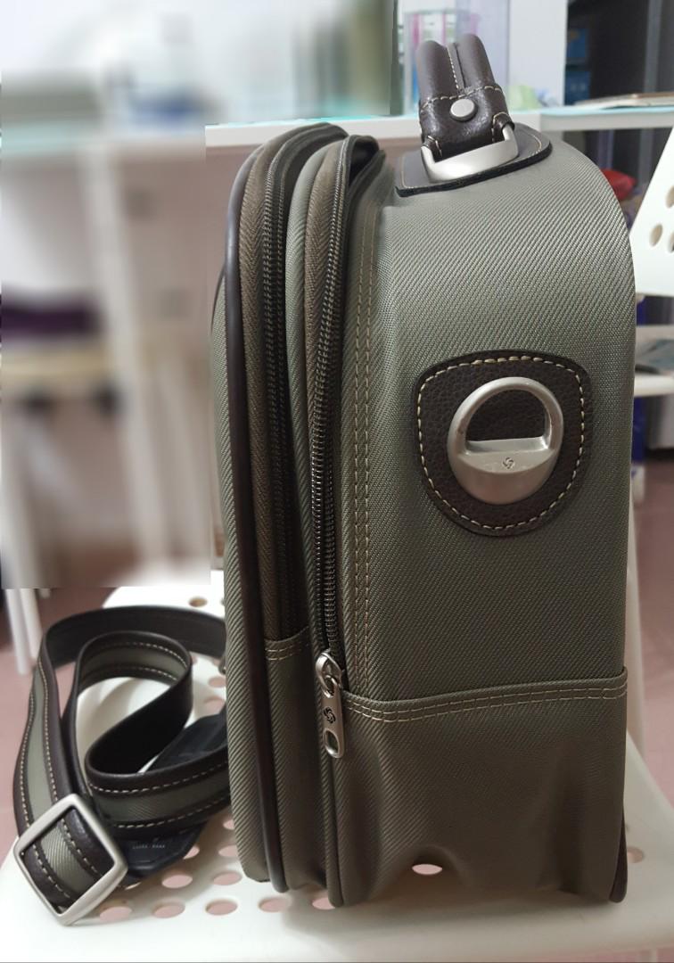 Samsonite 行李袋 （分類：手袋及銀包）位於 Hong Kong。 由 cmcheung 提交（商品編號 181297965，圖片 3）。簡介： 10年前的款式，只用過一次 ; 尺吋: 40cm長x12cm厚x26cm高 ; 有手抽、肩帶，背部可套在行李箱拉杆上。。