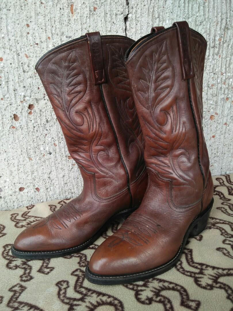 Genuine Leather Boots (Category: Boots) located in Las Pinas. Submitted by gg_ols (Listing ID 181413886, Image 1). Description: Shoes Type: Others Size: EU 39.5 / UK 6.5 / US 7.5 Brand: Redwing Boots Authentic Red Wing Boots; Made in USA 1985 version; Genuine brand; Size 71/2; Mahogany brown; Never been used, was just kept in the storage for a long period of time but in good condition and totally wearable. Feel free to make your queries if intere