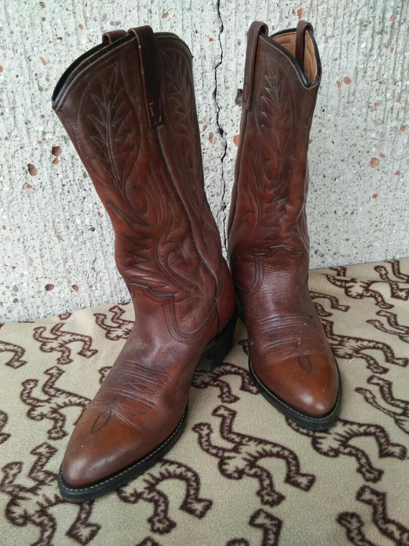 Genuine Leather Boots (Category: Boots) located in Las Pinas. Submitted by gg_ols (Listing ID 181413886, Image 2). Description: Shoes Type: Others Size: EU 39.5 / UK 6.5 / US 7.5 Brand: Redwing Boots Authentic Red Wing Boots; Made in USA 1985 version; Genuine brand; Size 71/2; Mahogany brown; Never been used, was just kept in the storage for a long period of time but in good condition and totally wearable. Feel free to make your queries if intere