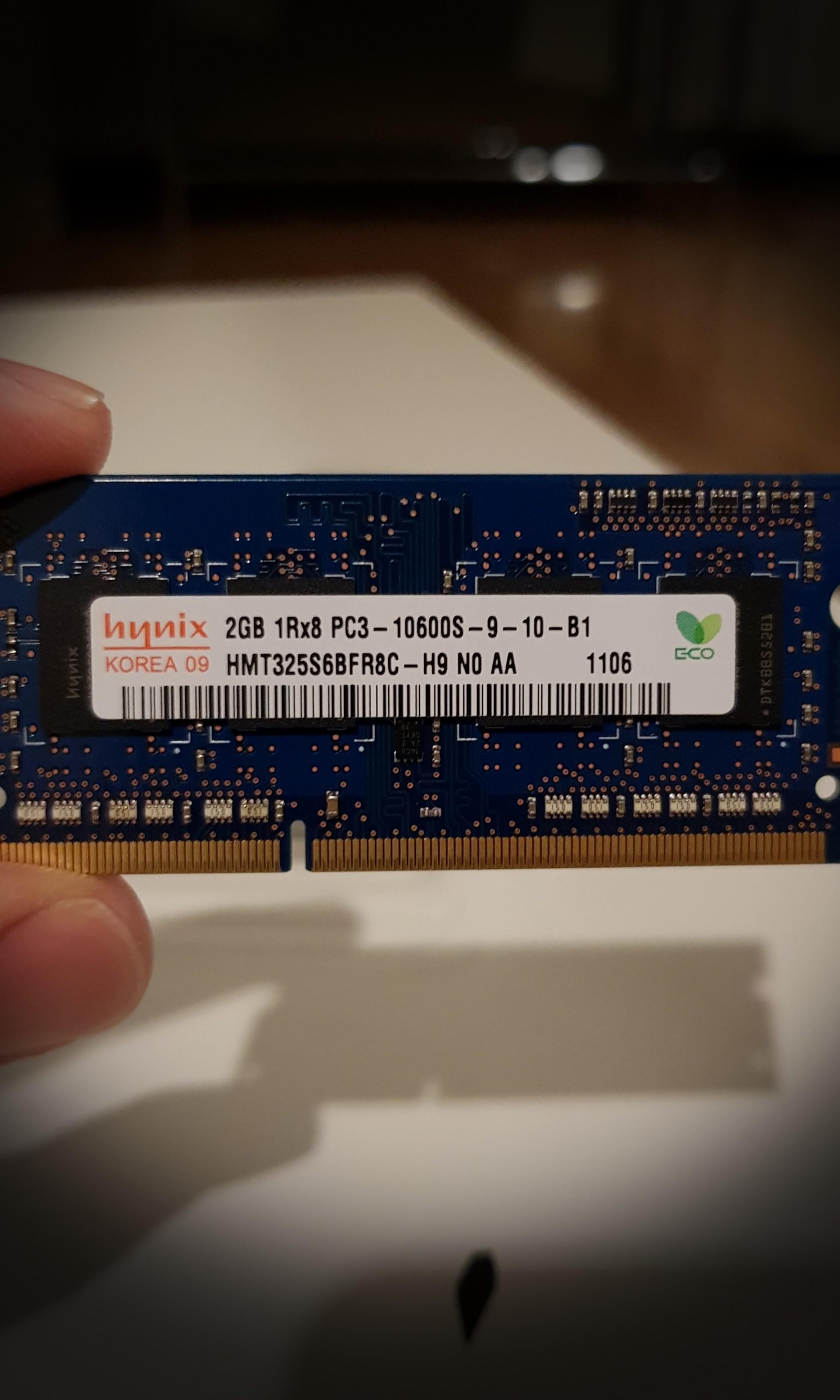 Hynix 2gb pc3 10600s RAM memory for macbook pro 2pcs (Category: Computer Parts) located in Quezon City. Submitted by rickstuff (Listing ID 181633750, Image 1). Description: 2 pcs Apple Macbook pro RAM memory Hynix 2gb 1Rx8 pc3 10600s 9-10-B1.