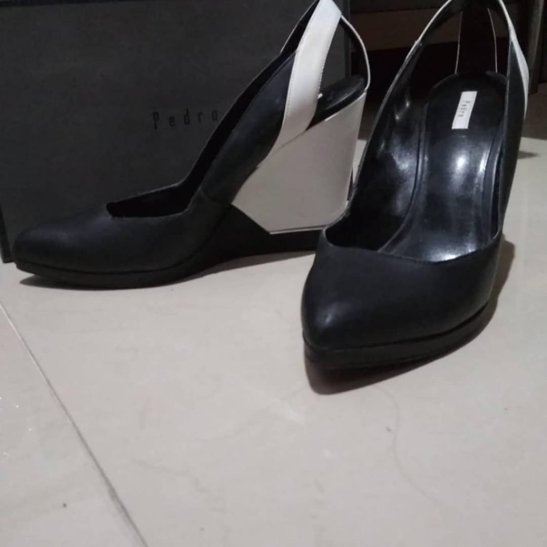 Sepatu Wedges Hitam Putih Pedro Ori Fesyen Wanita Sepatu Di Carousell