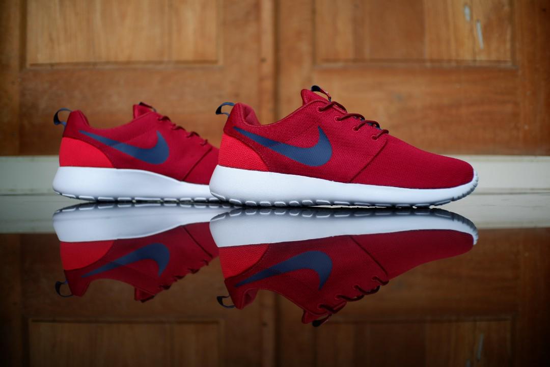 nike roshe one burgundy