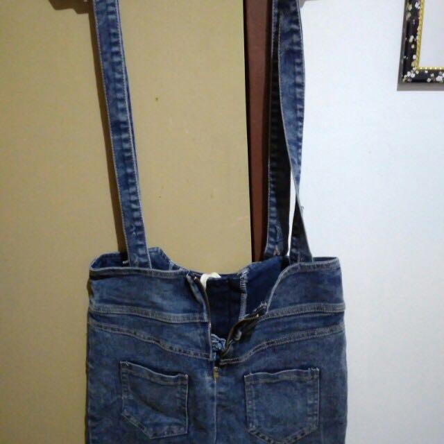 Denim Jump skirt (Category: Skirts) located in Quezon City. Submitted by cuterousel (Listing ID 143625294, Image 3). Description: Binili sa taytay, nilabhan, sinukat, Di kasya, kaya bebenta :( Size 25-26 waist Rfs: di kasya sakin haha #sweldosale9 #newyearnewyou Buy nyo ;) perfect for ootd.
