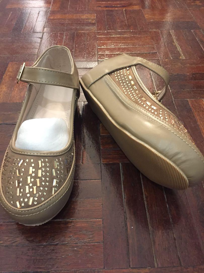 Esarli Platform (Category: Heels) located in Gombak. Submitted by lilacpurple (Listing ID 181933951, Image 1). Description: Brand new. Bought at RM 89.90. Letgo due to limited space for storage. .