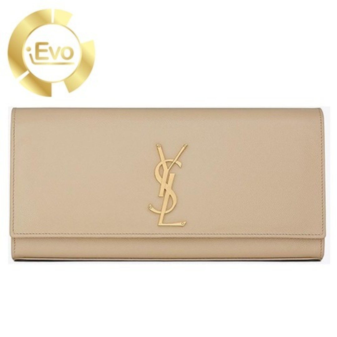 Kate clutch in grain de poudre embossed leather