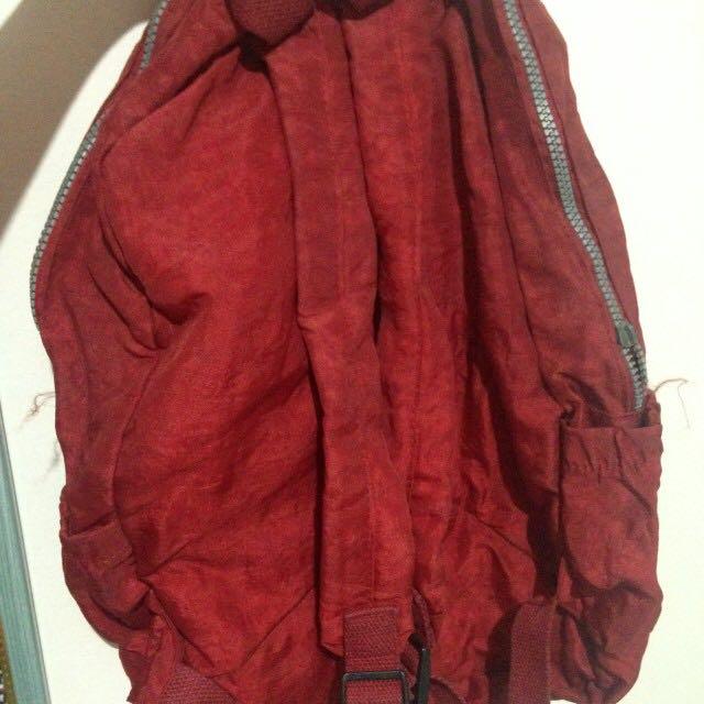 Kipling red bag unisex (Category: Wallets & Card Holders) located in Quezon City. Submitted by cuterousel (Listing ID 149121967, Image 2). Description: Please refer to the pic Mablack na onti Sira zipper (last pic) #hello2018 #rush #sale #red #sweldosale9.