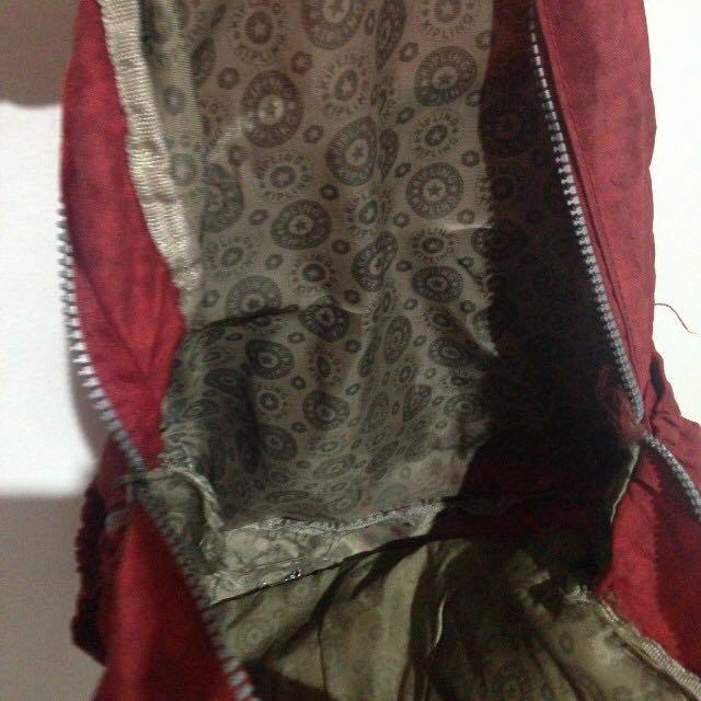 Kipling red bag unisex (Category: Wallets & Card Holders) located in Quezon City. Submitted by cuterousel (Listing ID 149121967, Image 3). Description: Please refer to the pic Mablack na onti Sira zipper (last pic) #hello2018 #rush #sale #red #sweldosale9.