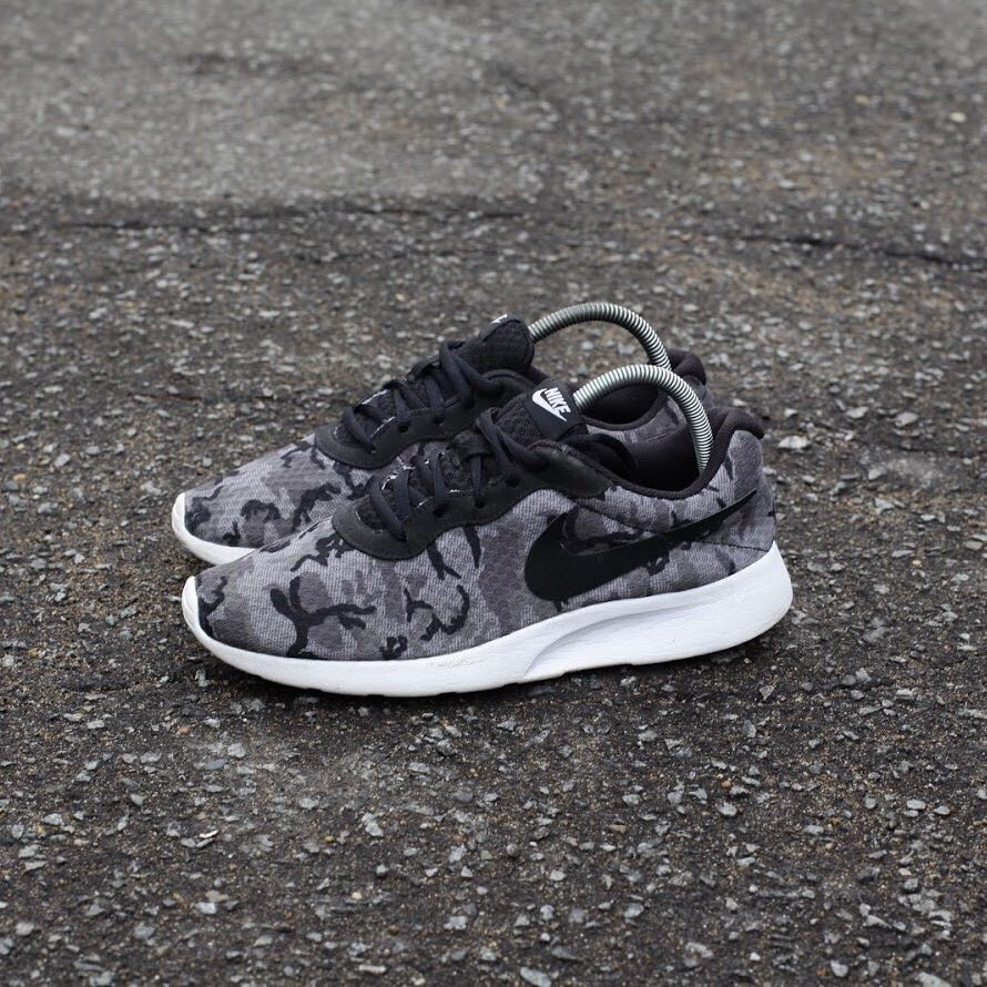 Nike Tanjun Print Grey Camo Fesyen Pria Sepatu di Carousell