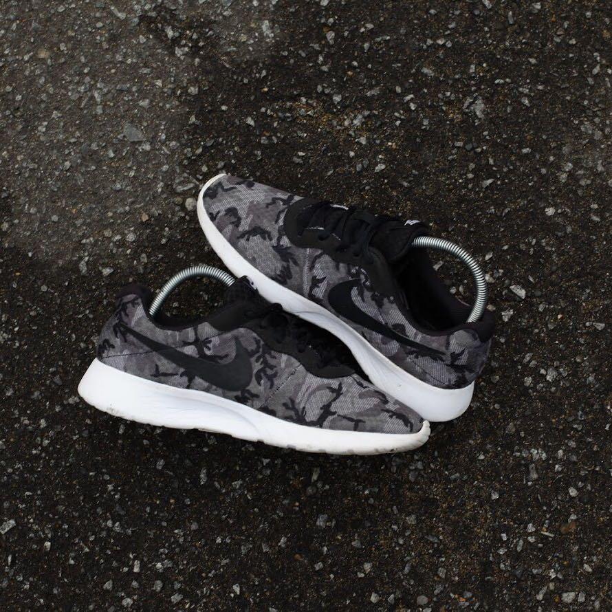 Nike Tanjun Print Grey Camo Fesyen Pria Sepatu di Carousell