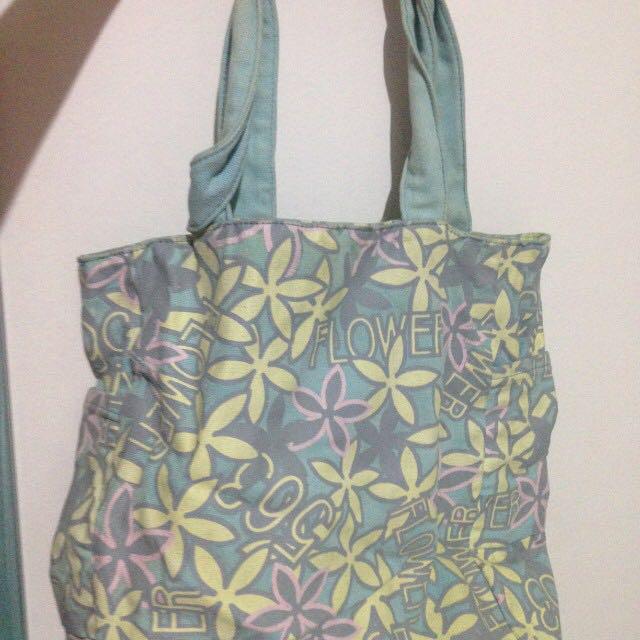 Shoulder bag (Category: Shoulder Bags) located in Quezon City. Submitted by cuterousel (Listing ID 150467807, Image 2). Description: Nakatambak na bag :) makapal #hello2018 #floral #flower #blue #sweldosale9.