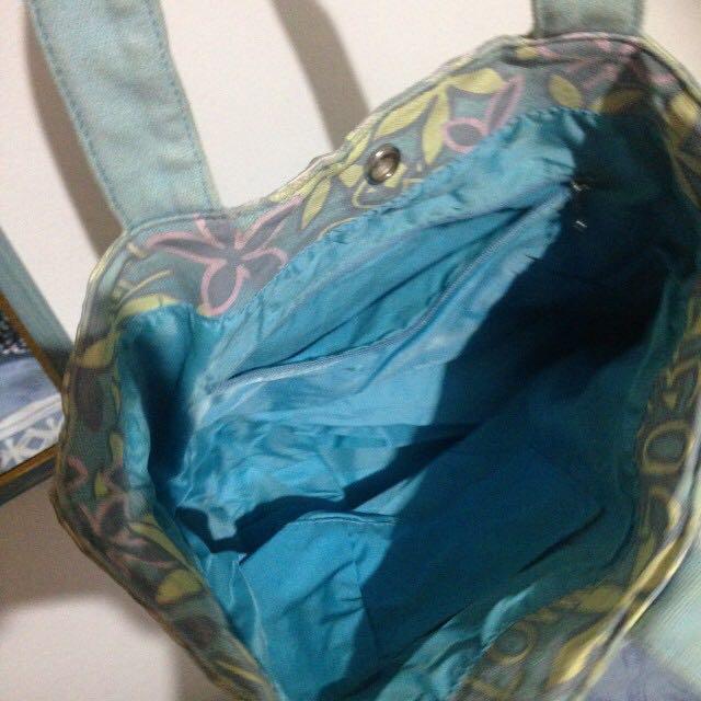 Shoulder bag (Category: Shoulder Bags) located in Quezon City. Submitted by cuterousel (Listing ID 150467807, Image 3). Description: Nakatambak na bag :) makapal #hello2018 #floral #flower #blue #sweldosale9.