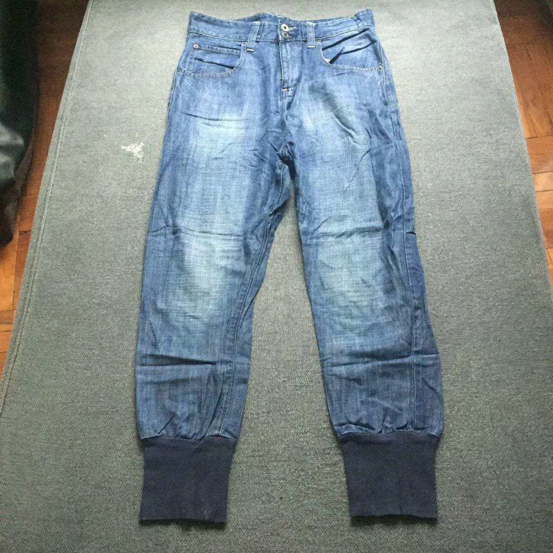 Uniqlo mid waist denim pants （分類：牛仔褲、Leggings）位於 Hong Kong。 由 dikduk 提交（商品編號 181904063，圖片 1）。簡介： 。