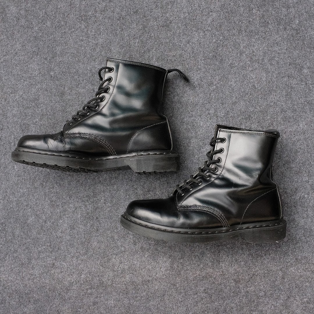 Dr Marten S 1460 Mono Boots In Black Men S Fashion Footwear Boots On Carousell Dr martens unisex 1460 oxblood (vintage made in england… beim 1460 mono boot sind sohle, rahmen, nähte, ösen, schnürsenkel, fersenschlaufen und sogar das futter in derselben farbe gehalten doc martens have been in style for almost 60 years, discover what made them so popular. dr marten s 1460 mono boots in black