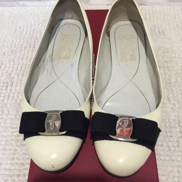 Ferragamo flats sale outlet