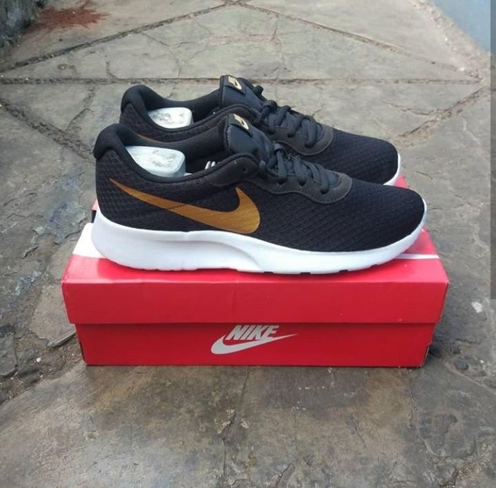 nike tanjun black gold original