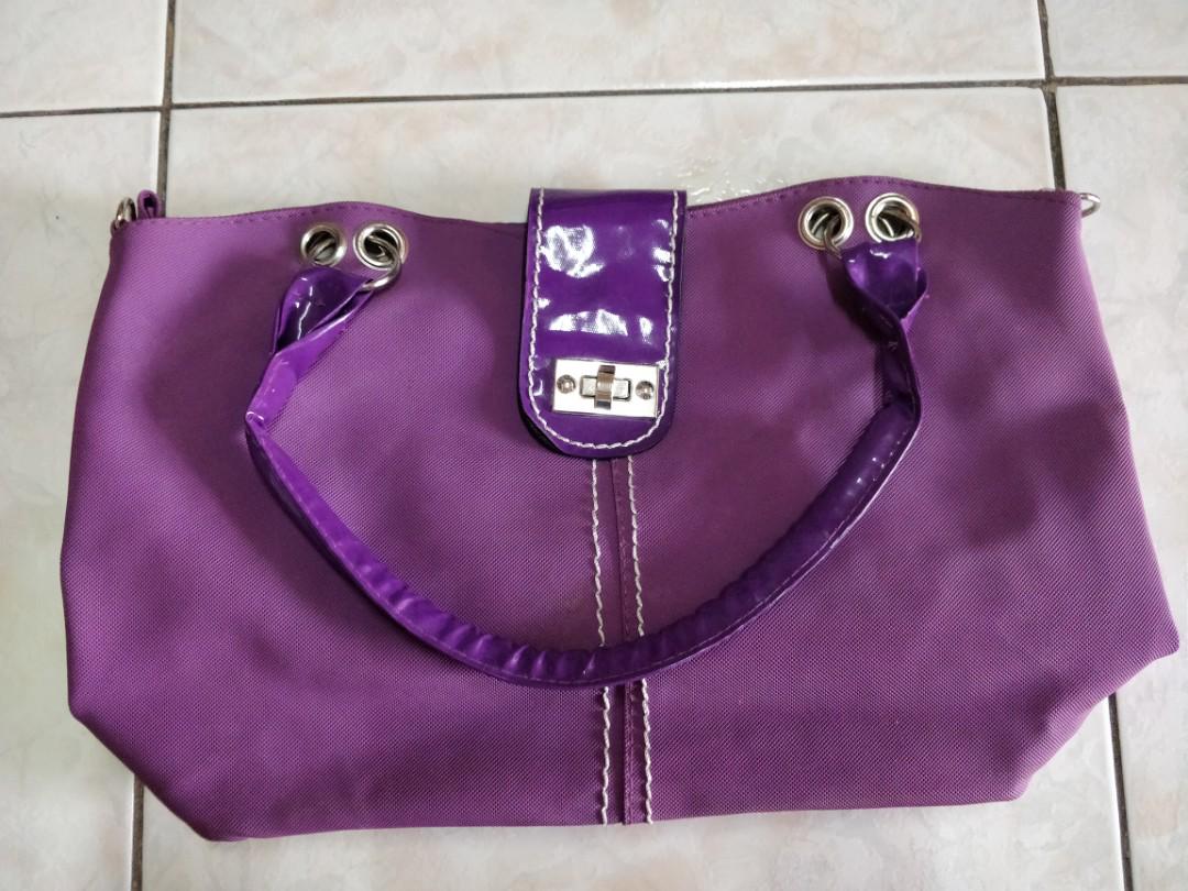 Shoulder bag (Category: Shoulder Bags) located in Quezon City. Submitted by jeffabe (Listing ID 182072976, Image 1). Description: .