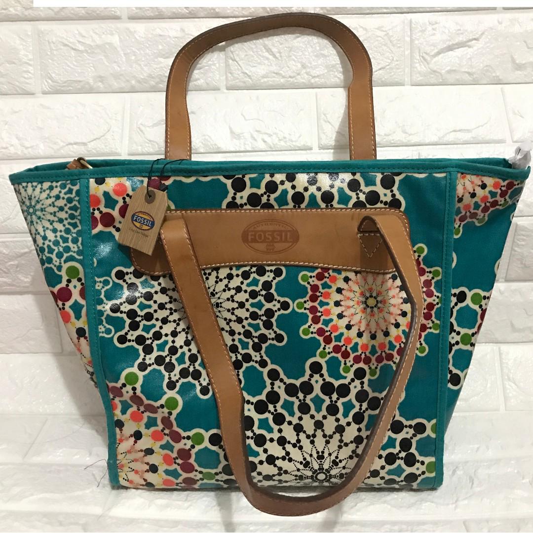 Fossil totes clearance top