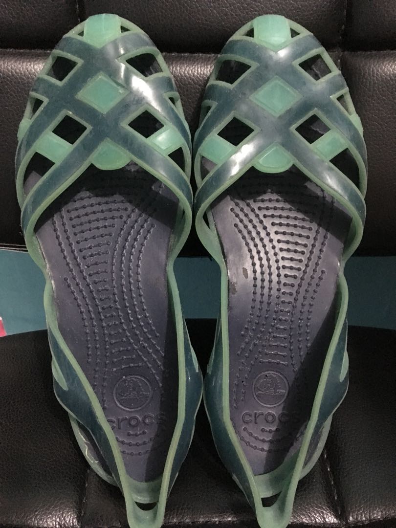 j4 crocs size