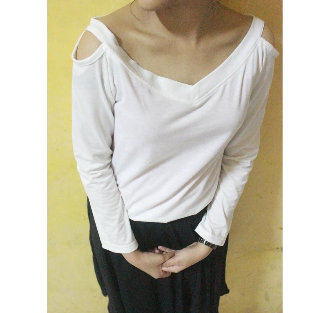 Cut Out Top Blouse Lengan Panjang Warna Putih Blouse Open Shoulder Lengan Panjang Warna Putih Baju Atasan Wanita Warna Putih Baju Pundak Bolong Warna Putih Fashion Wanita Olshop Fashion Olshop Wanita Di