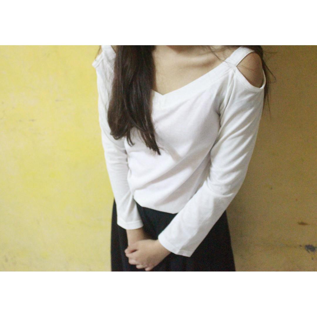 Cut Out Top Blouse Lengan Panjang Warna Putih Blouse Open Shoulder Lengan Panjang Warna Putih Baju Atasan Wanita Warna Putih Baju Pundak Bolong Warna Putih Fashion Wanita Olshop Fashion Olshop Wanita Di